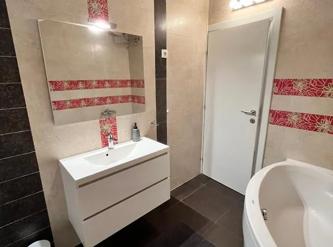 Sky - Beautiful Rooftop With Shared Pool Split